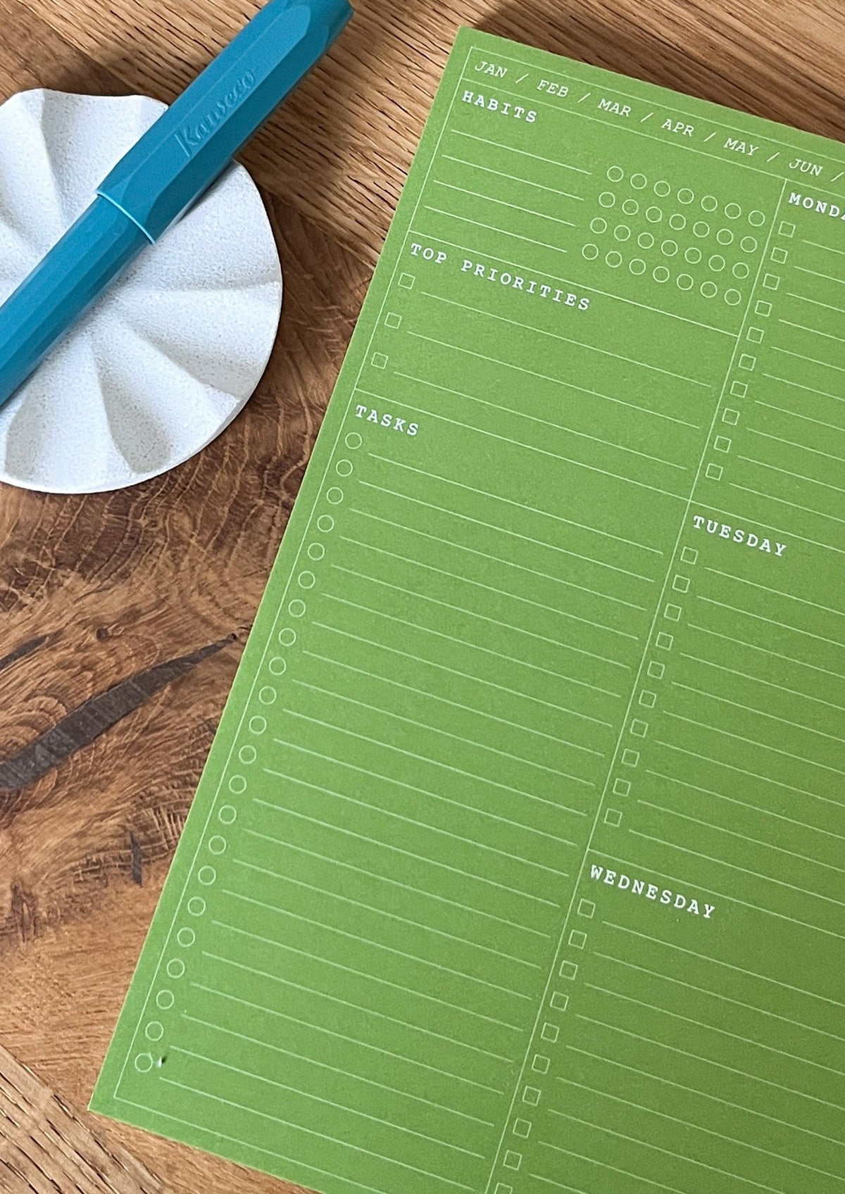 nóta póca A4 weekly desk pad forest green flat lay
