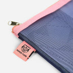 Papier Tigre mesh pocket medium in indigo, detail