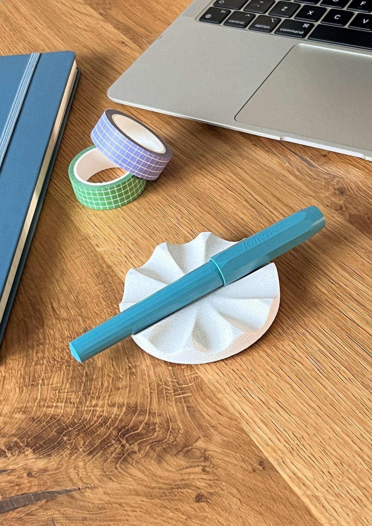 nóta póca multi-way pen rest from above showing pen slots