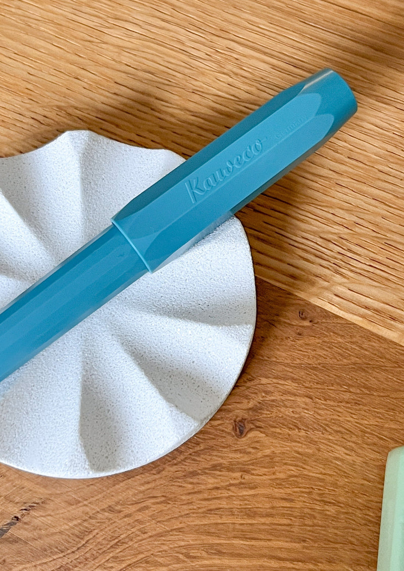nóta póca multi-way pen rest holding multiple pens on desk