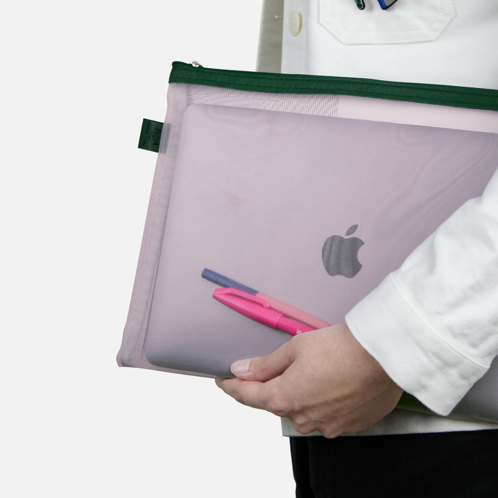 Papier Tigre mesh pocket large in pink, in use