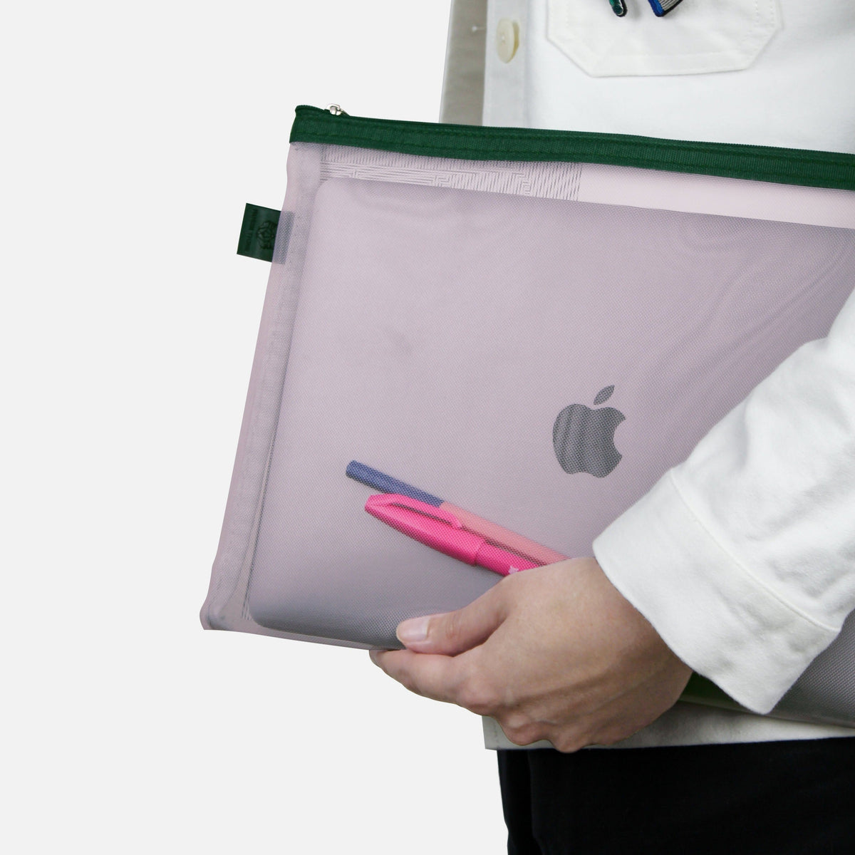 Papier Tigre mesh pocket large in pink, in use
