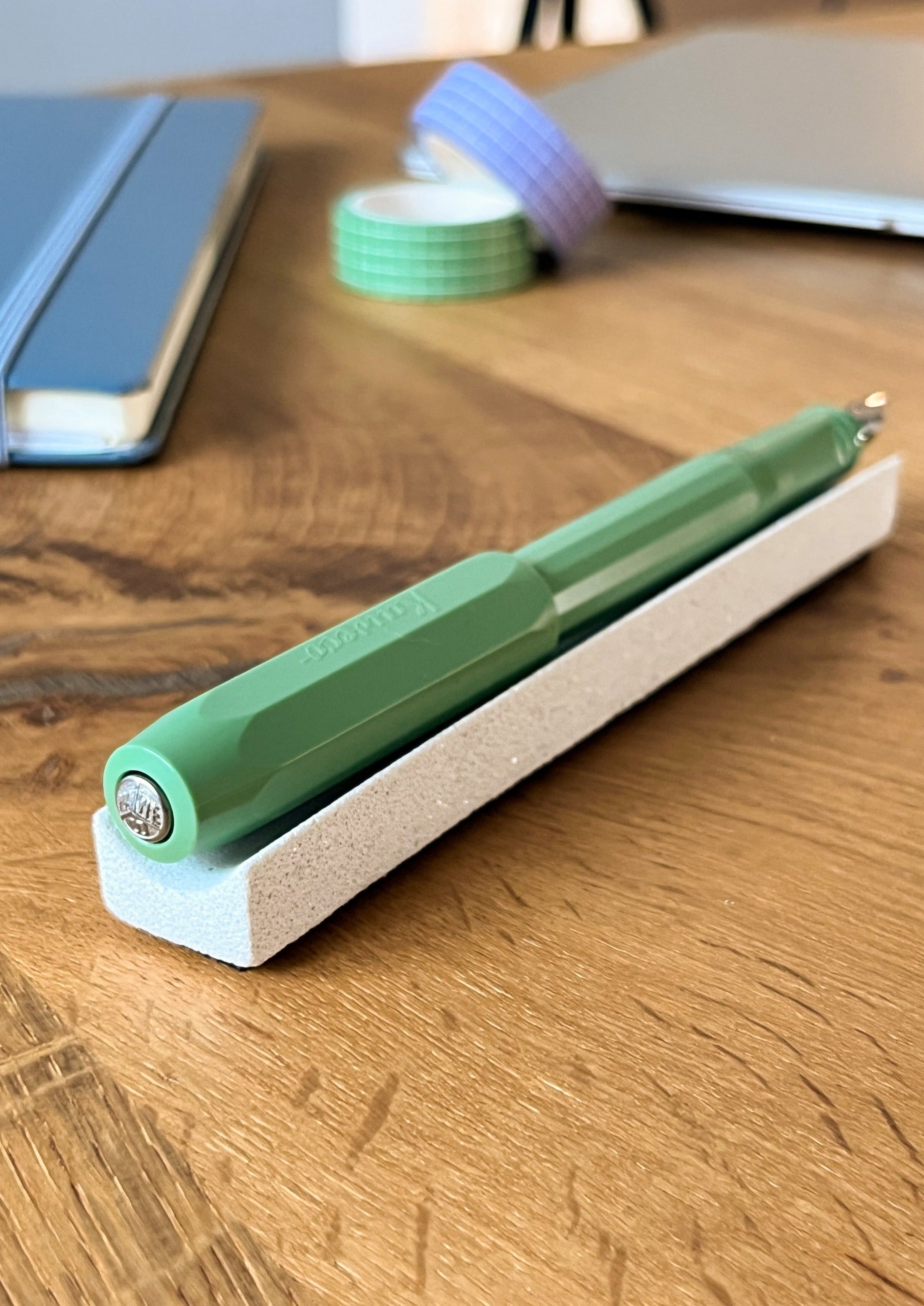 nóta póca single pen rest with pen from above