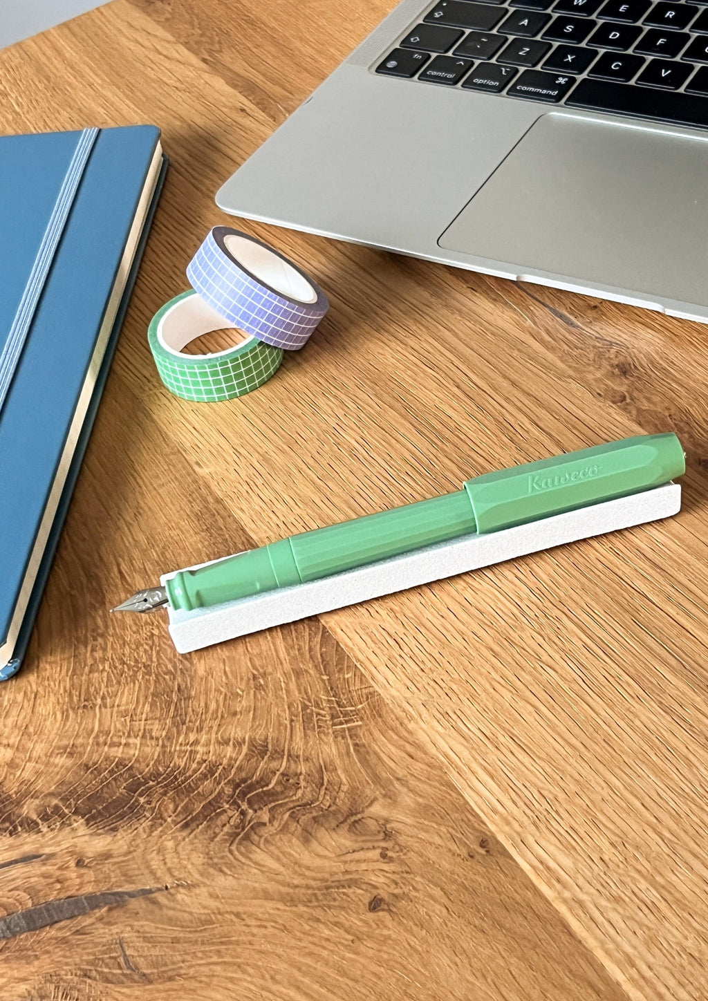 nóta póca single pen rest holding one fountain pen on desk